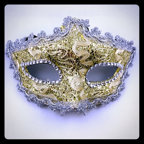 Accessories - GOLD MARDI GRAS MASK NWT